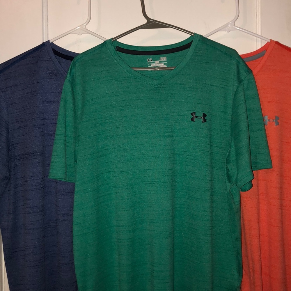 Under Armor Men’s heat gear V-neck loose